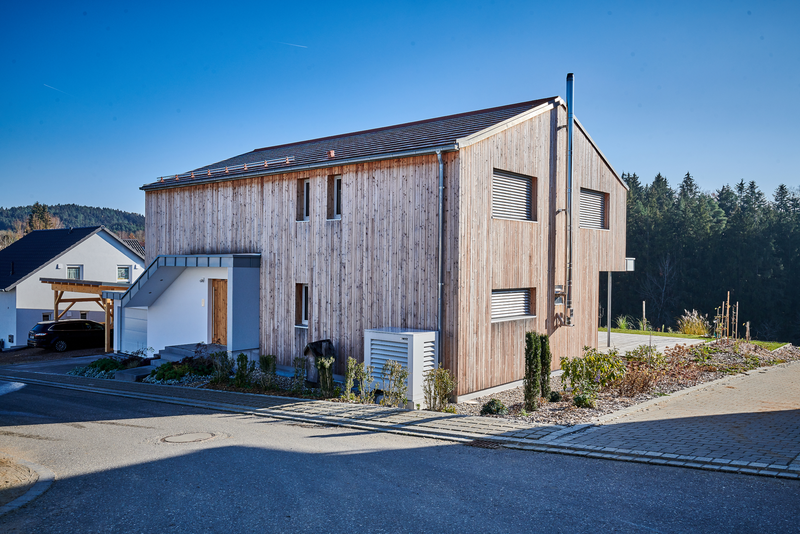 Massivholzhaus Su_H mit vertikaler Holzfassade