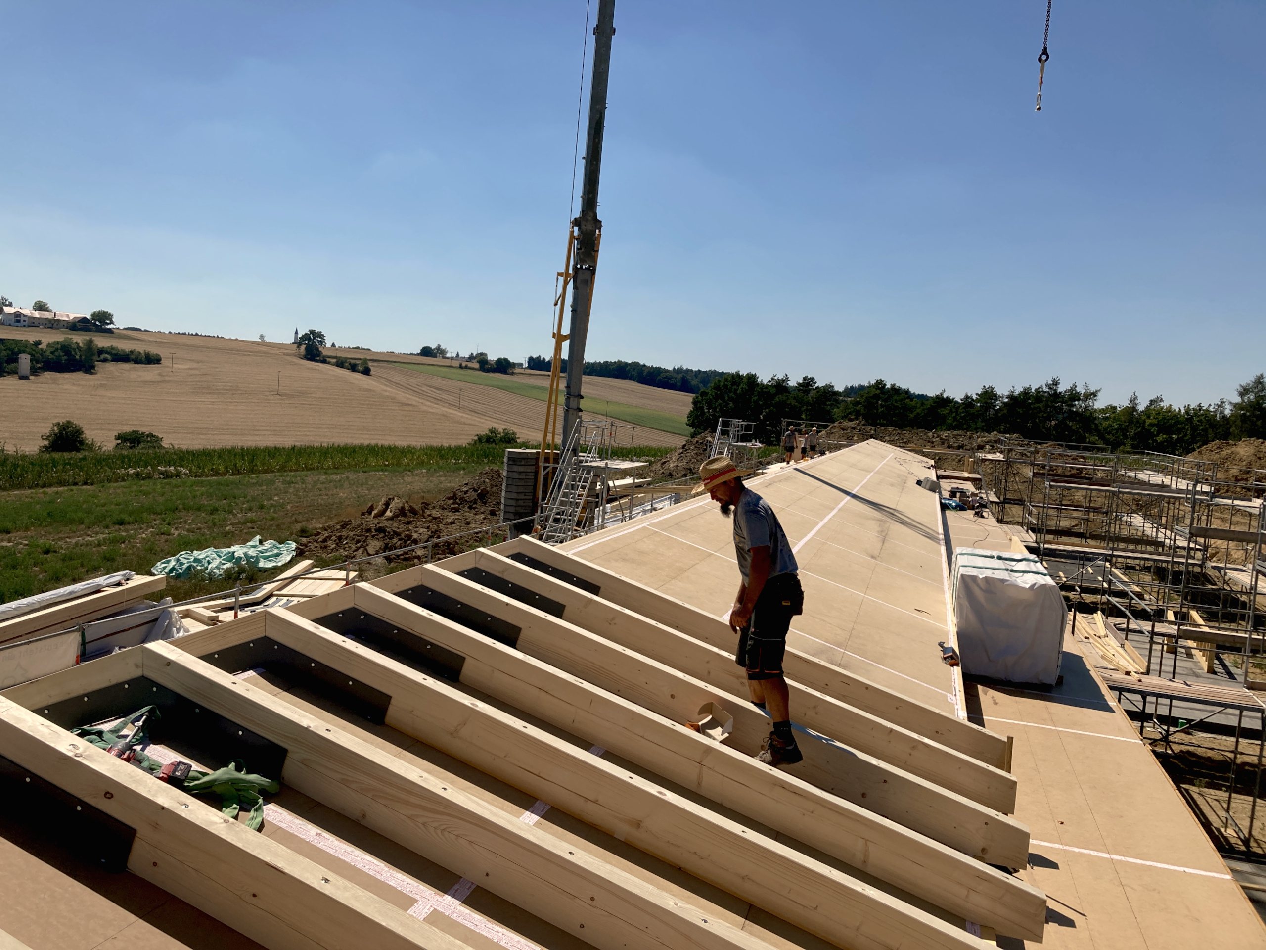 Montage von Massivholzdach auf Baustelle