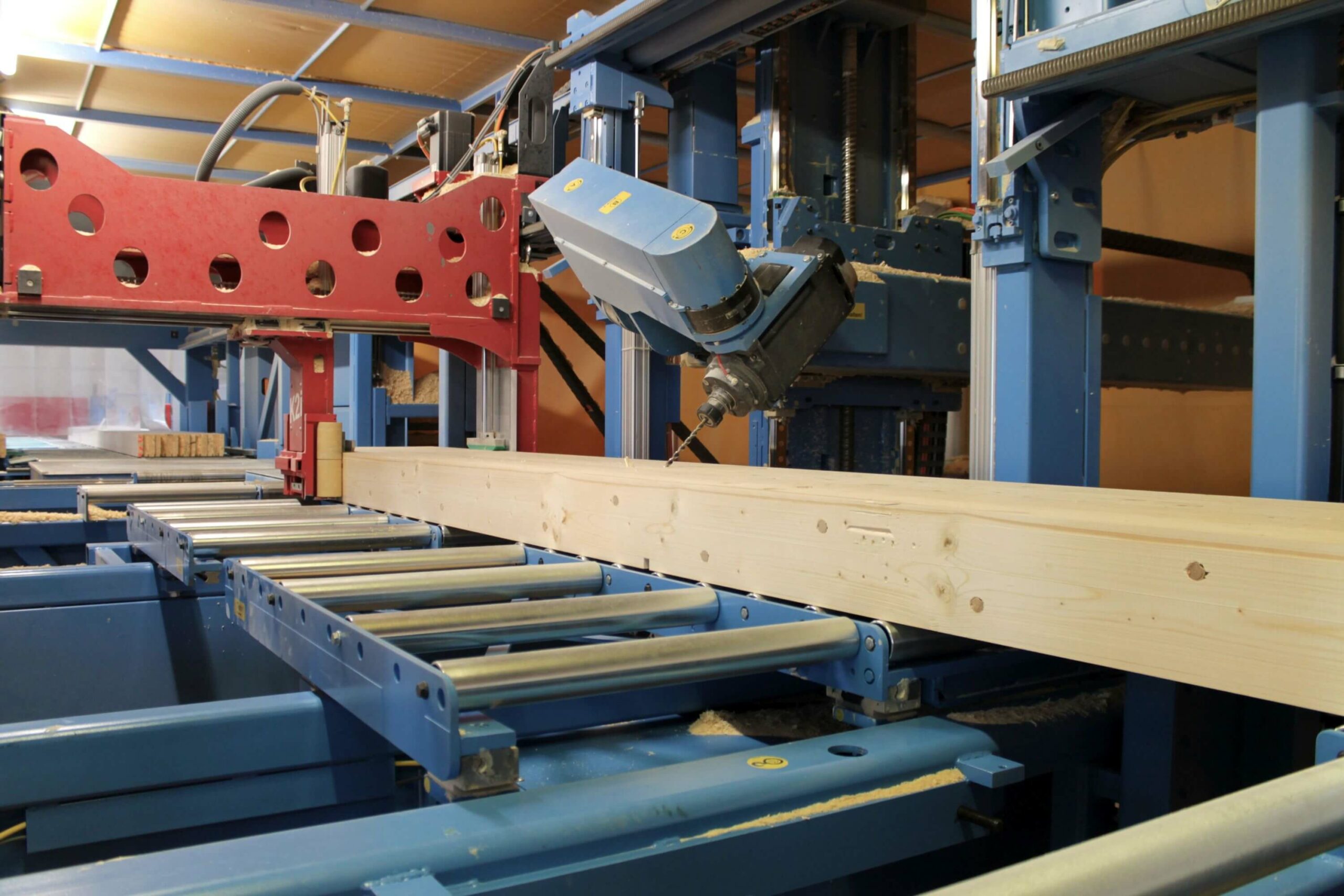 Element wird in CNC-Abbundanlage bearbeitet