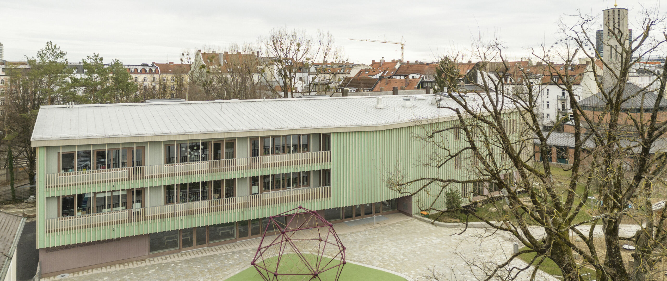 Grundschule Haidhausen von außen aus der Vogelperspektive