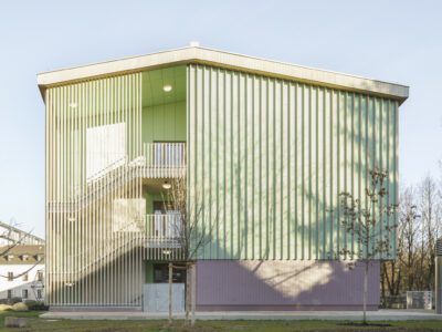 Außenansicht Grundschule Haidhausen mit vertikaler Holzfassade