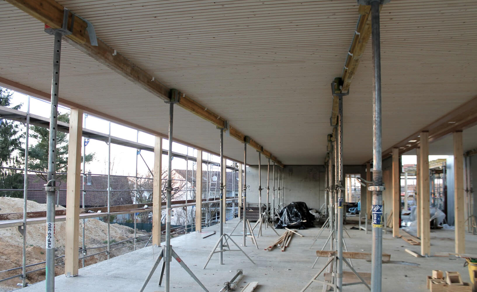 Stützen unter Holz-Beton-Verbund-Decke auf Baustelle