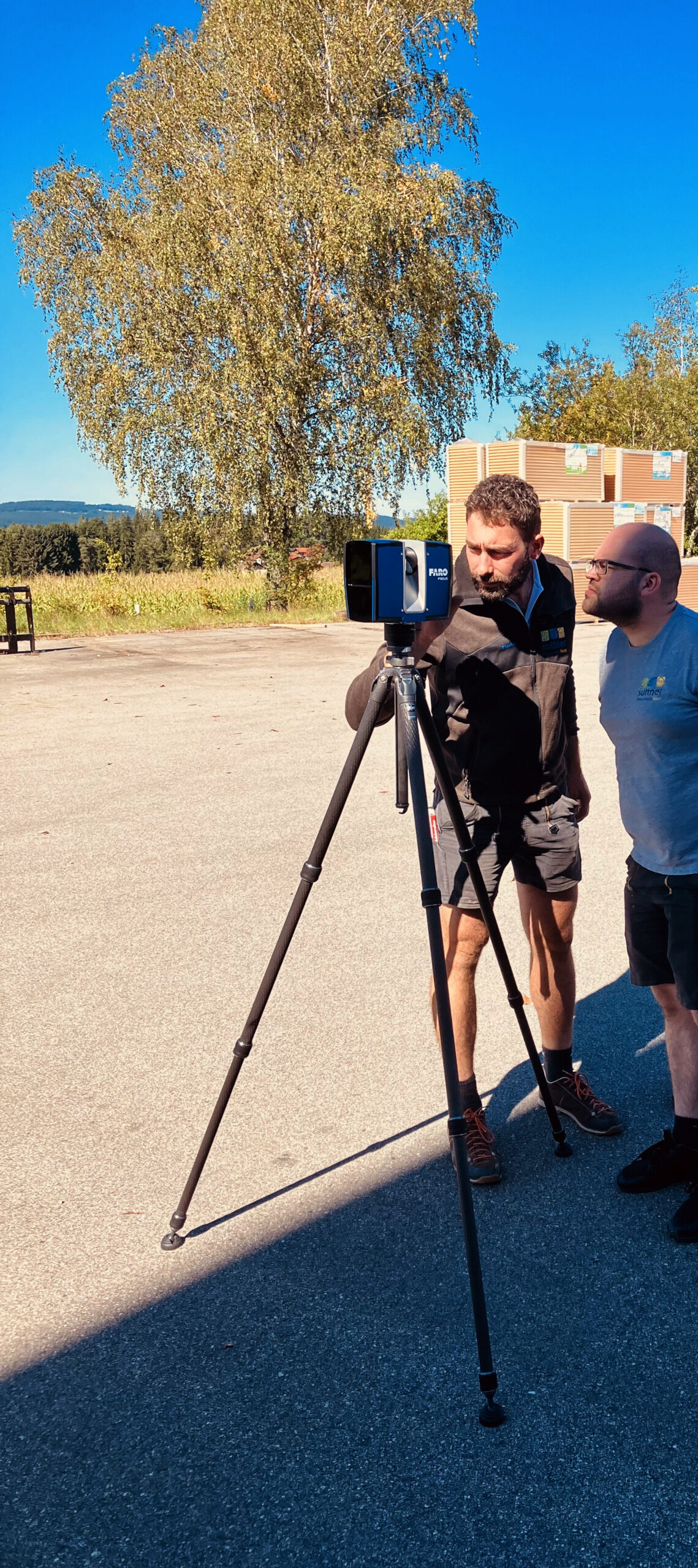 Zimmerer mit Laserscanner bei Bestandsaufnahme