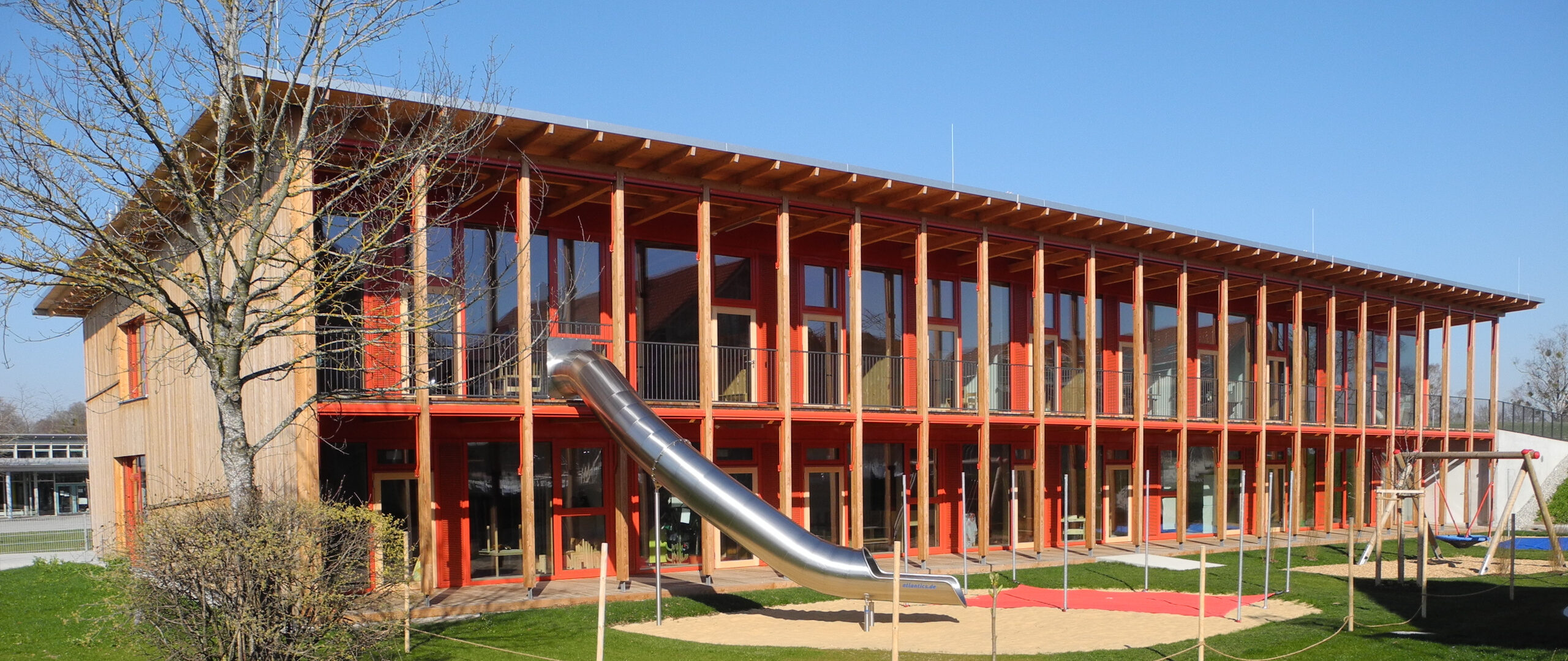 Kinderhaus Andechs mit Holzfassade und Rutsche