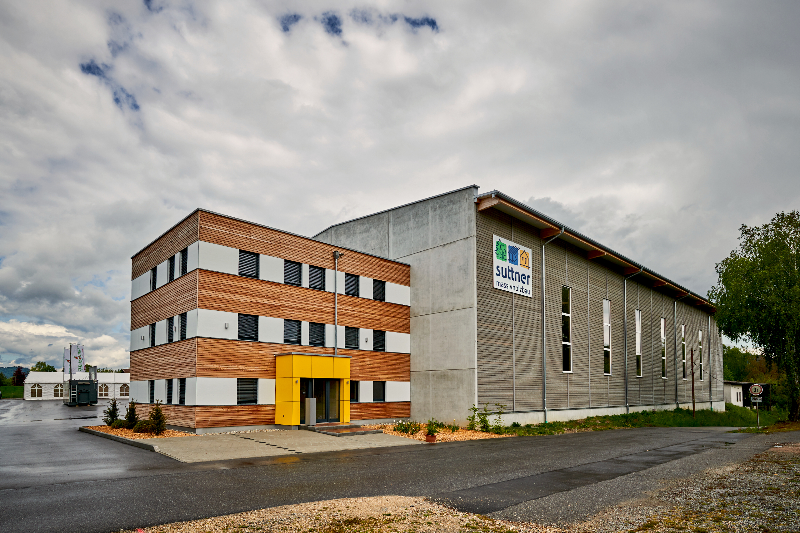 Haupteingang von Bürogebäude Suttner mit Holzfassade