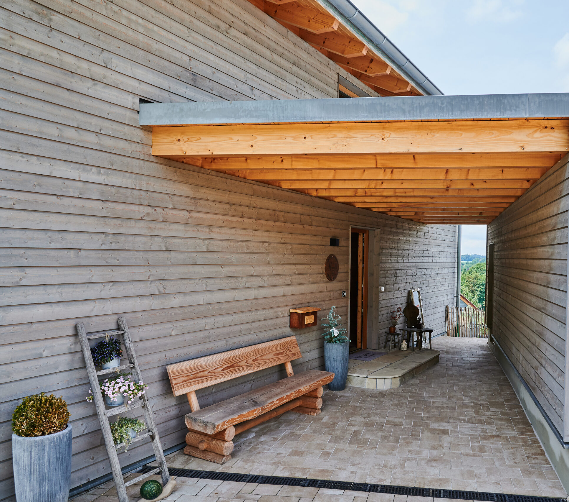 Zugang Haus Ha_W mit Überdach und horizontaler Holzfassade
