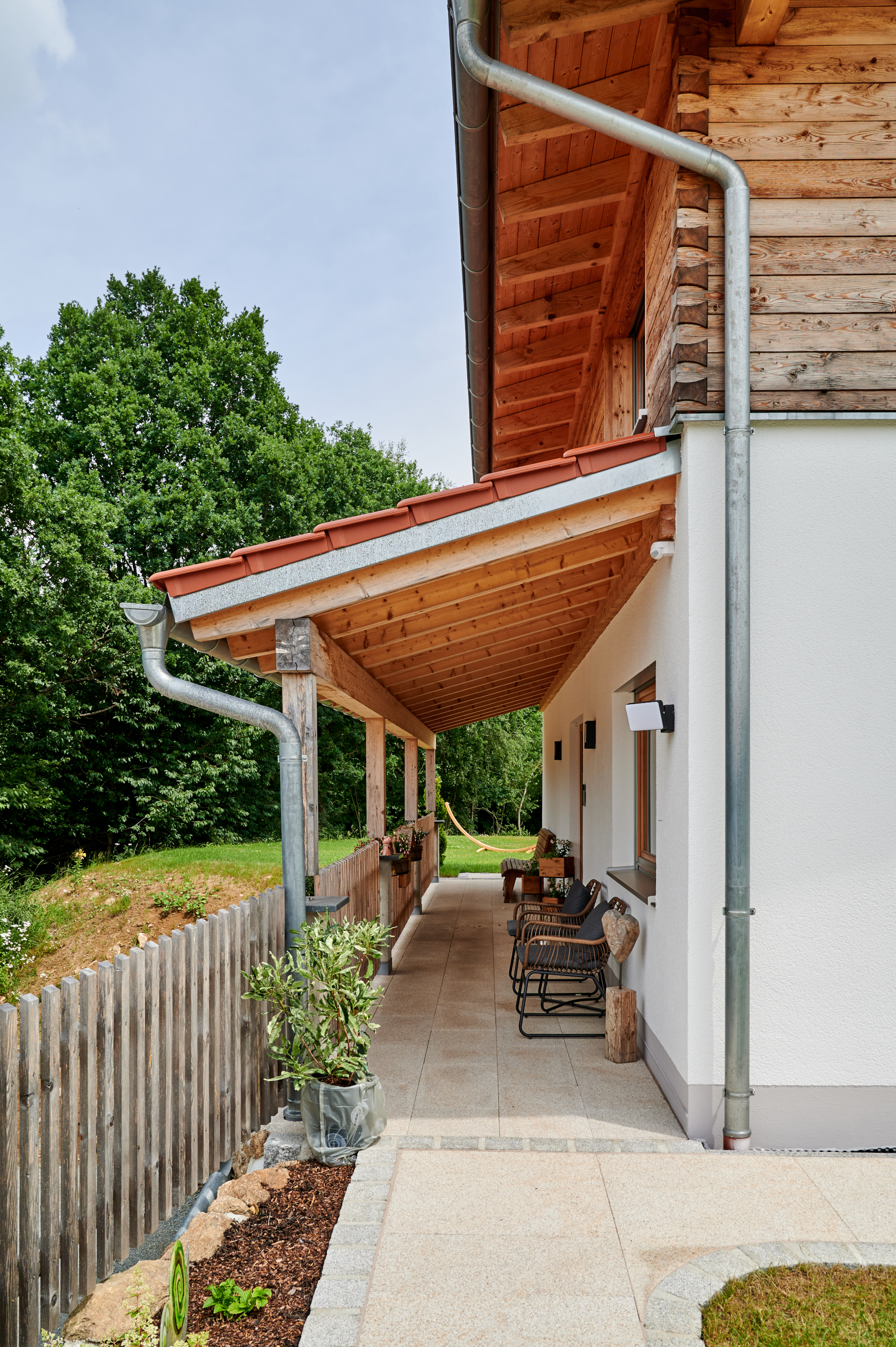 Massivholzhaus Sche_W mit Überdach und Terasse