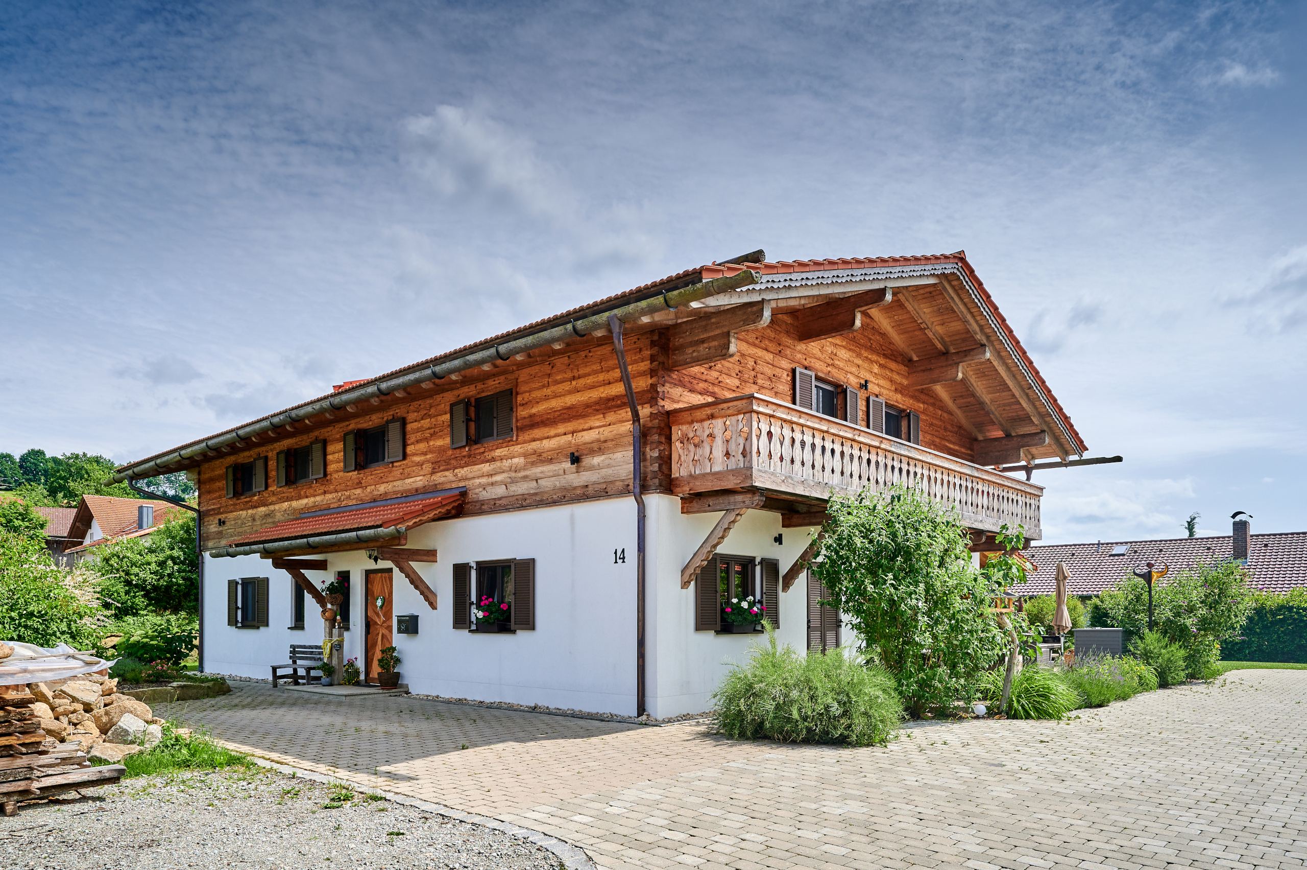 Zugang zu Massivholzhaus St_W im Blockhaus-Stil