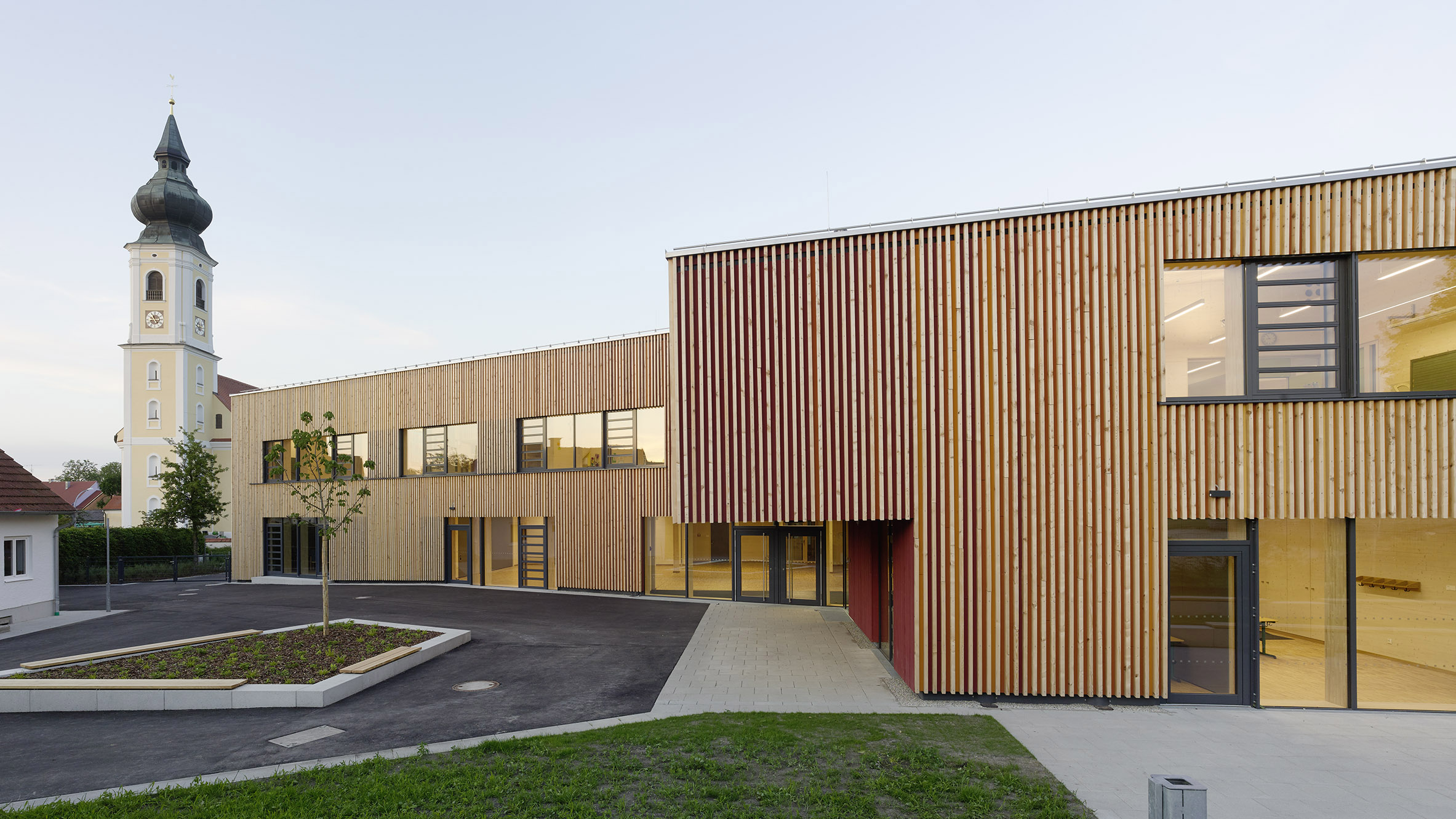 Außenansicht Grundschule Langenpreising mit vertikaler Holzfassade