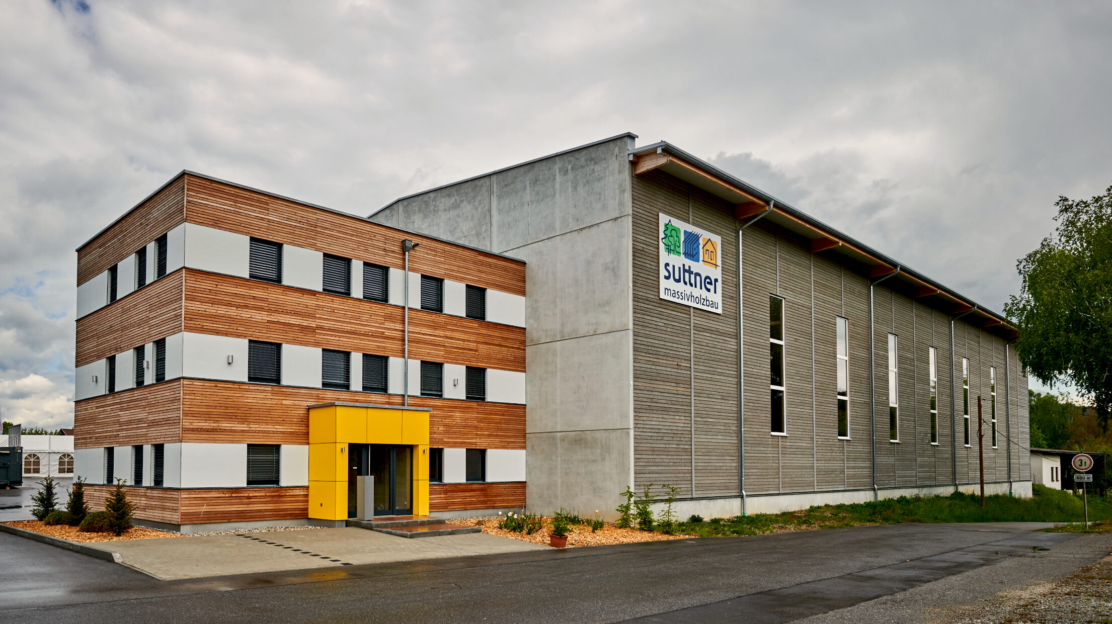 Haupteingang von Bürogebäude Suttner mit Holzfassade