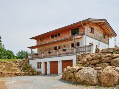 Zufahrt zu Massivholzhaus Sche_W mit Blockfassade