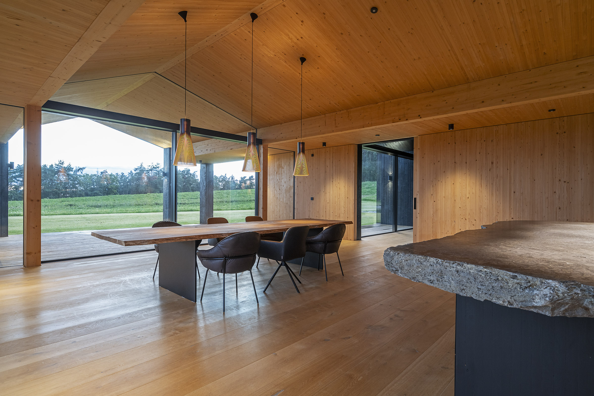 Massivholzhaus mit Massivholzdach aus Dübelholz im Esszimmer