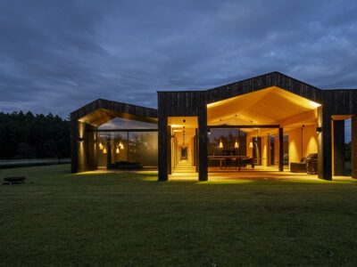 Massivholzhaus mit verkohlter Holzfassade bei Nacht