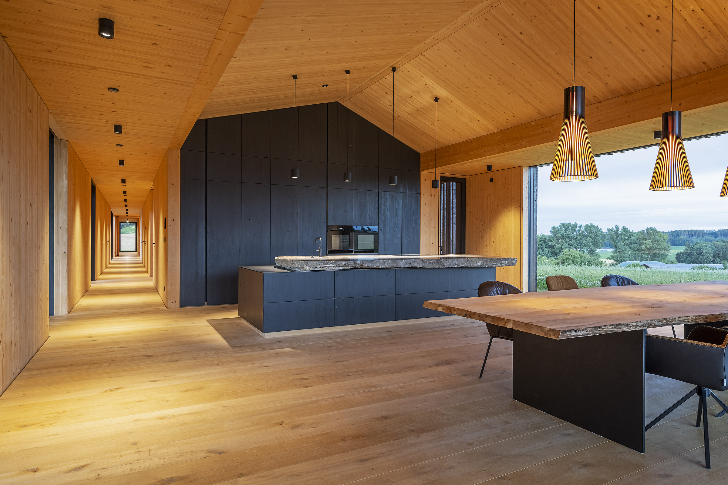 schwarze Küche im Massivholzhaus aus Dübelholz