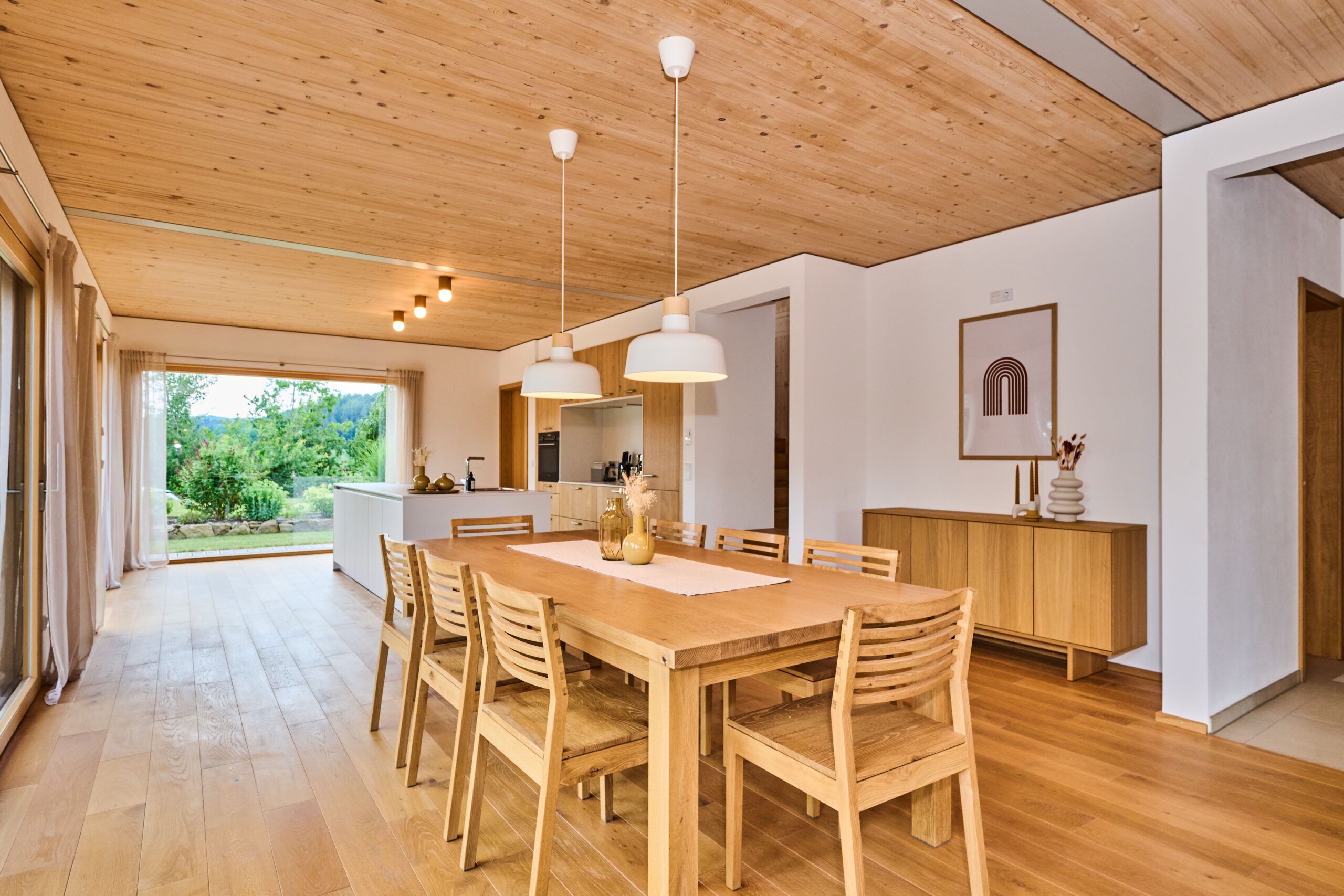 Massivholzhaus Zi_B Essbereich und Küche