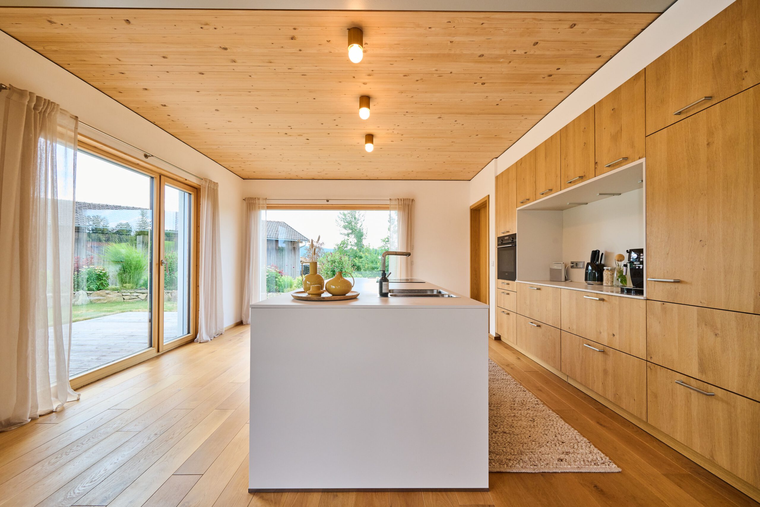 Massivholzhaus Zi_B Küche mit großzügigen Fensterflächen