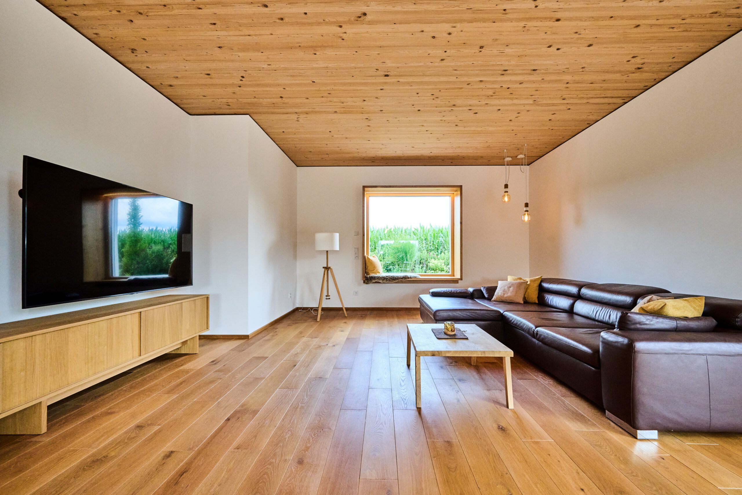 Massivholzhaus Zi_B Wohnzimmer mit Sitzfenster