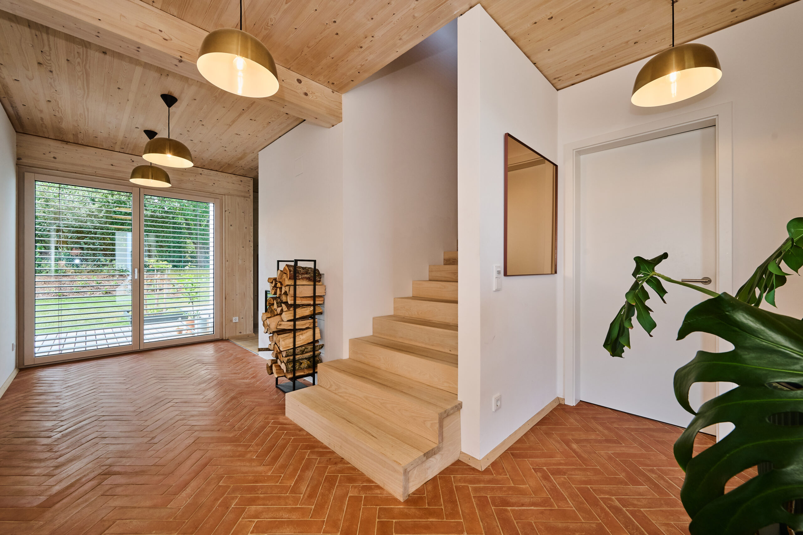 Massivholzhaus St_L Eingangsbereich mit Treppe