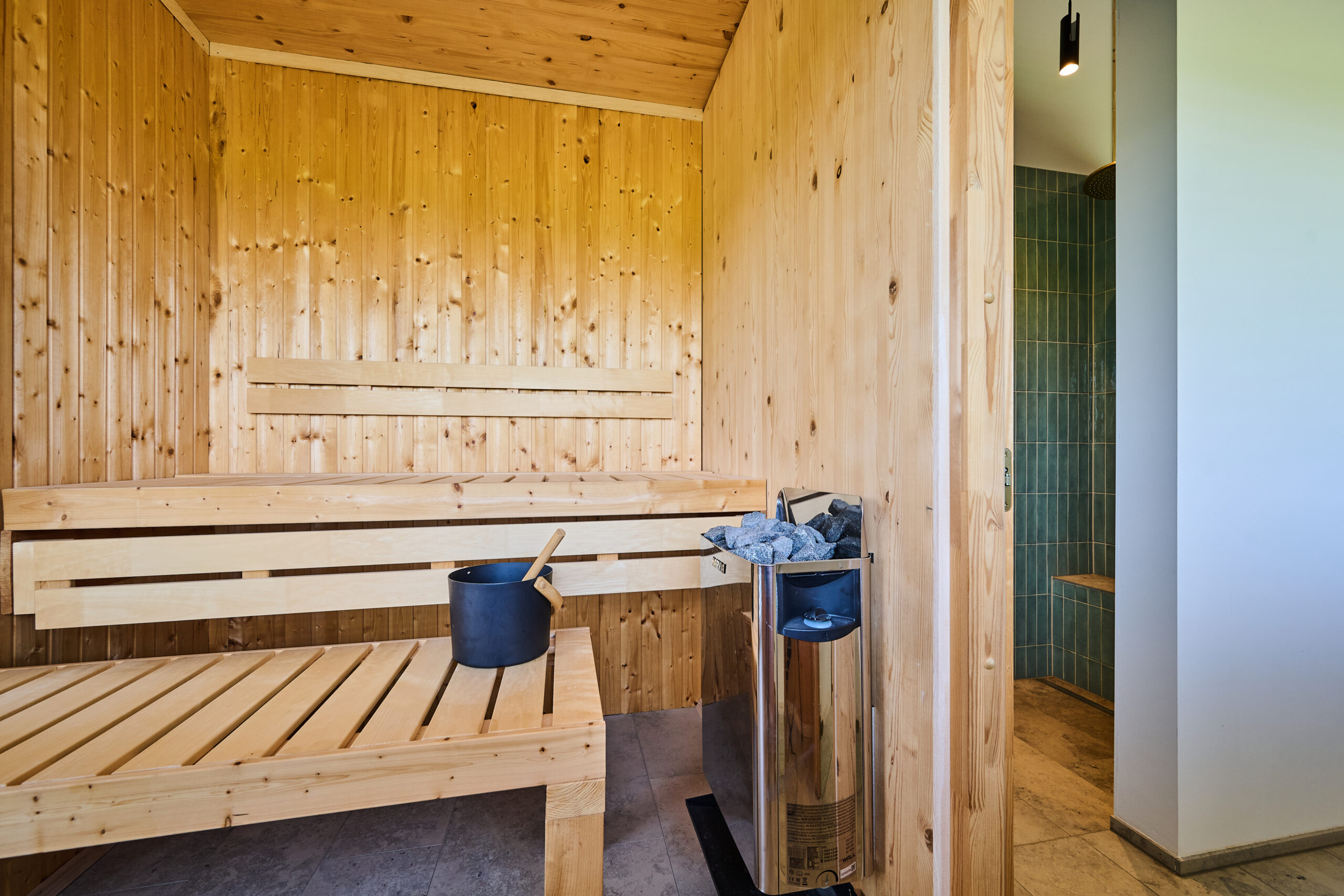 Massivholzhaus St_L Badezimmer mit Sauna